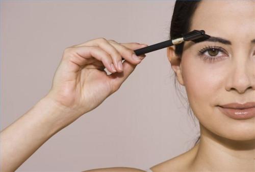 Cómo arreglar las cejas de maquillaje diario