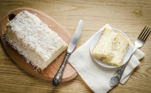 Cómo hacer un pastel blanco con relleno de frambuesa