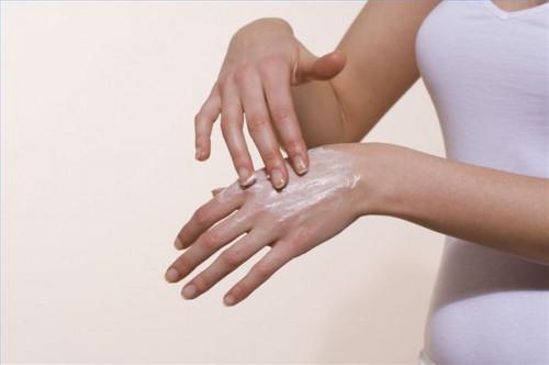 Cómo tratar las manos secas con un remedio casero
