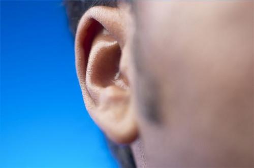 Cómo para arrancar los pelos del oído