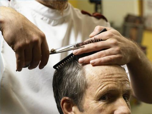 Cómo cortar la parte superior del pelo de los hombres