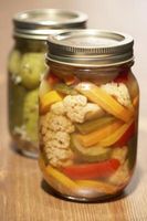 Cómo a Pickle okra en Quart tarros