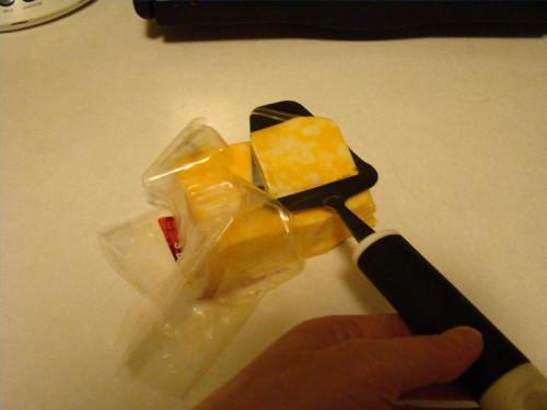 Cómo utilizar una máquina de cortar queso