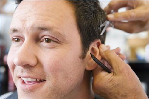 Cómo hacer que las secciones de cabello antes del corte de pelo de los hombres