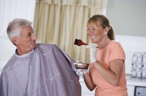 Cómo utilizar colorante de productos para el cabello de los hombres de