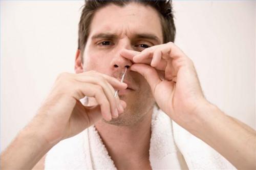 Cómo ajustar la nariz del pelo de los hombres