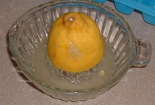 Cómo hacer jugo de limón en los cubos