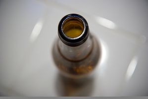 Cómo utilizar un lavavajillas para desinfectar las botellas de cerveza