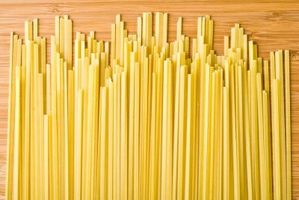 Cómo precook espagueti por una muchedumbre grande