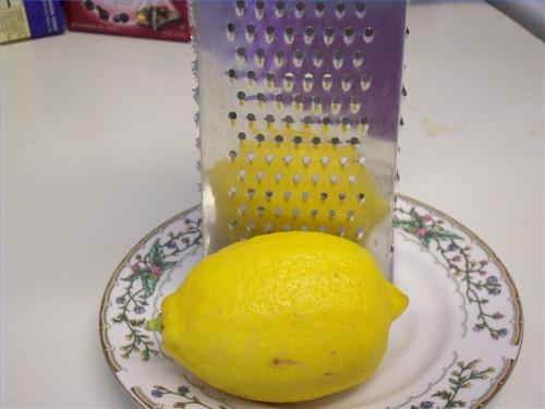 Cómo Zest Limones con un rallador