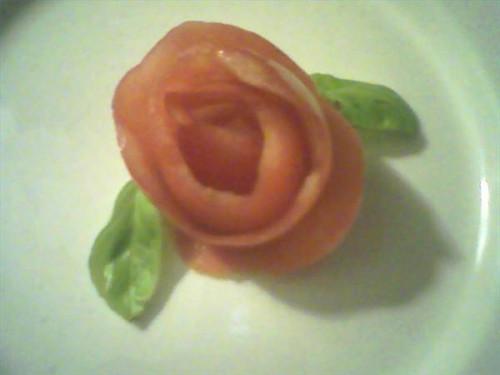 Cómo hacer una rosa de tomate con el cuchillo de la pera