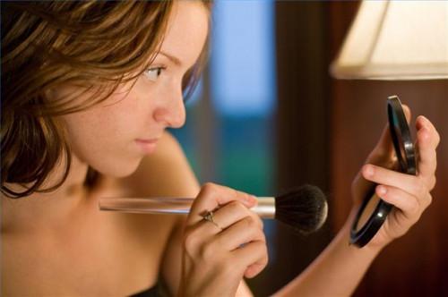 Cómo aplicar el maquillaje de una mujer del renacimiento
