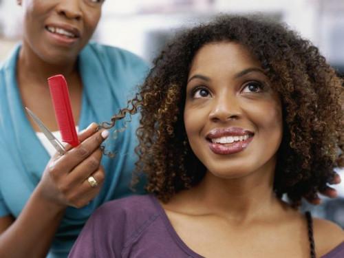 Cómo ajustar el pelo afro-americana