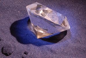 Diferencia entre una gema de diamante y un diamante sintético