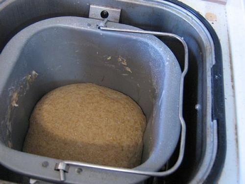 Cómo hornear pan de masa fermentada con una máquina de pan