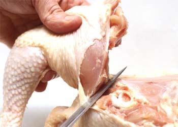 Cómo hueso de un pollo entero