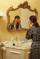 Cómo organizar maquillaje en el baño