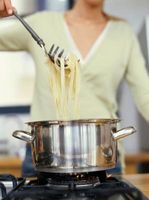 Hace de cocina de pasta más rápido si hervir el agua vigorosamente o suavemente?