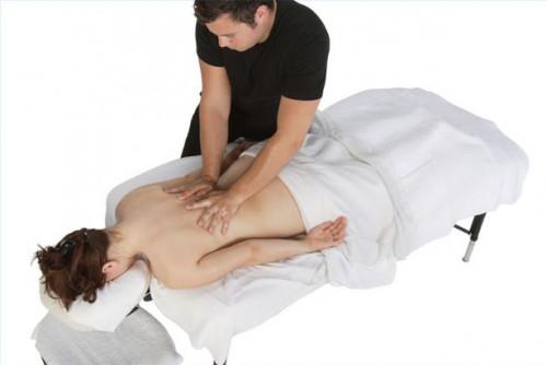 Cómo dar un masaje de espalda media sueca
