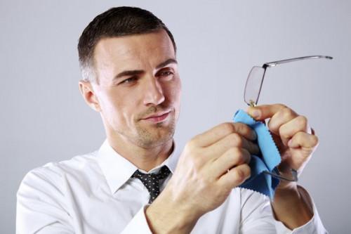 Cómo limpiar las lentes de la laca de pelo Off