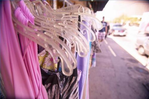 Cómo comprar las costuras de las mujeres en Tiendas de Ahorro