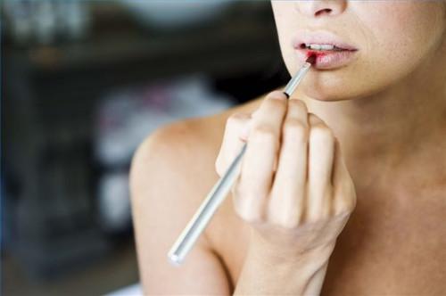 Cómo aplicar el lápiz labial y Delineador de labios