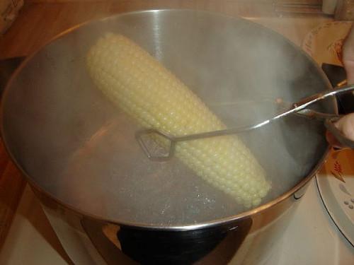 Cómo Blanch y Congelación de maíz dulce en la mazorca