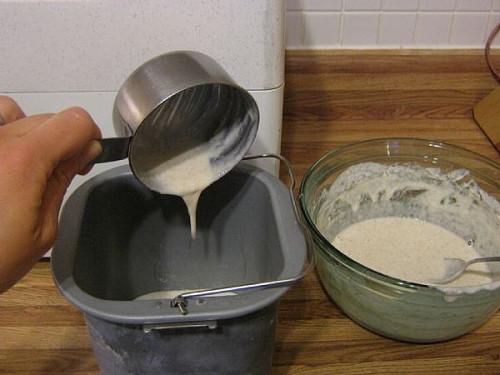 Cómo hornear pan de masa fermentada con una máquina de pan
