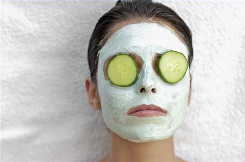Cómo hacer una máscara facial de pepino vitamina
