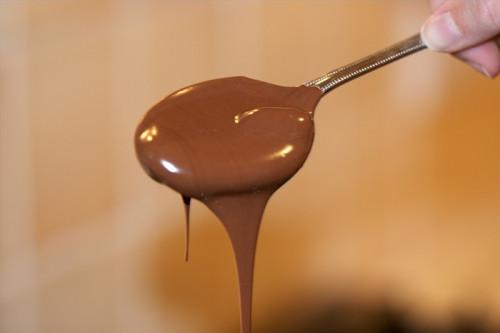 ¿Cuánto aceite debe uno utilizar en una fuente de chocolate?