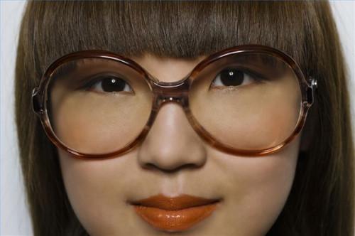 Cómo seleccionar la cara del maquillaje que complementa colorear asiática