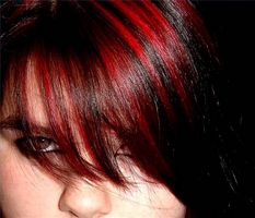 Cómo poner extensiones rojas en el cabello