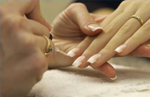 Cómo aplicar uñas acrílicas para una manicura francesa