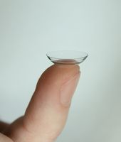 Cómo insertar y quitar las lentes de contacto tóricas