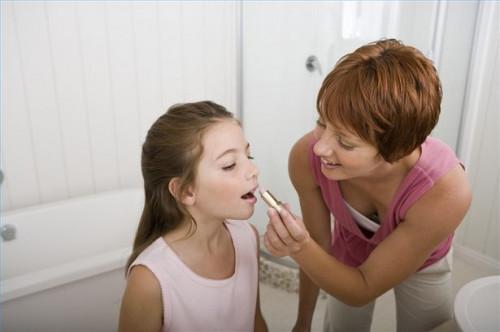 Cómo aplicar maquillaje para niños