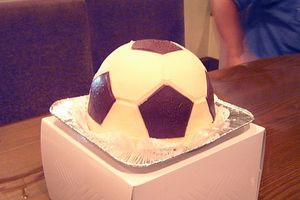 Cómo decorar una torta de fútbol