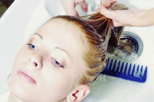 Cómo utilizar la manzanilla por un aligeramiento del pelo