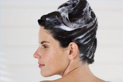 Cómo utilizar productos para el cabello para un brillo