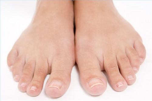 Cómo tomar el cuidado de sus uñas de los pies