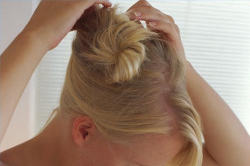 Cómo Estilo Updos para el cabello medio a largo