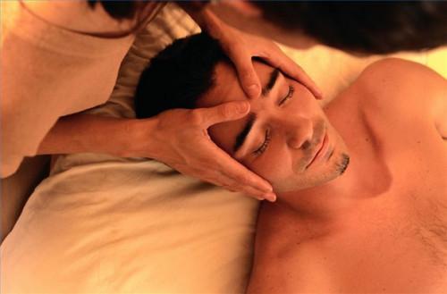 Cómo dar un masaje de tejido profundo en la cara
