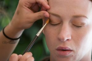 Cómo aplicar maquillaje en la cara y los ojos