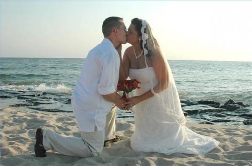 Lo que los novios deben llevar a una boda de playa del destino