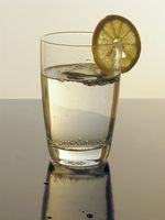 ¿Cuál es la diferencia entre espumoso Agua mineral y agua de soda?