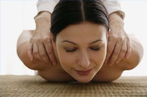 Cómo estirar la espalda baja para el masaje tailandés