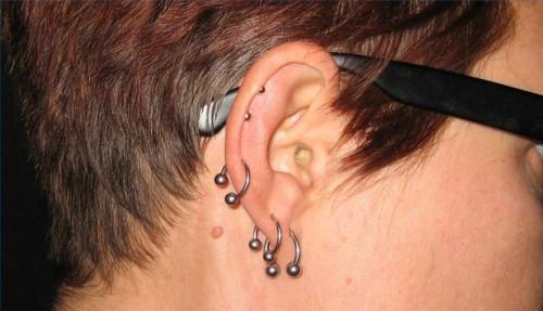 Cómo adornar Piercings de oreja Múltiples