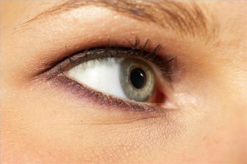 Cómo aplicar delineador de ojos en polvo debajo de los ojos
