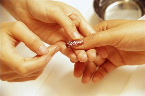 Cómo aplicar la imprimación al dar manicura de uñas acrílicas