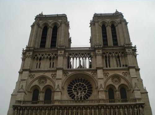 ¿Qué estilo de la arquitectura se ha seguido para la catedral de Notre Dame de Paris?