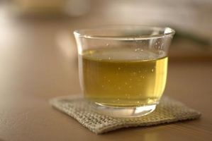 Cómo utilizar el té verde como una alternativa al champú para limpiar pelo